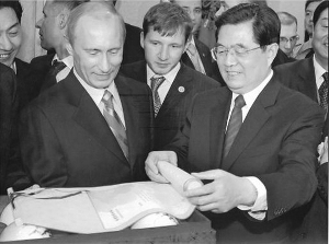 2007年3月26日至28日，时任国家主席胡锦涛率中国代表团访问俄罗斯出席2007俄罗斯（中国年）开幕式，并向普京总统赠送国礼中国名茶太平猴魁 资料图片